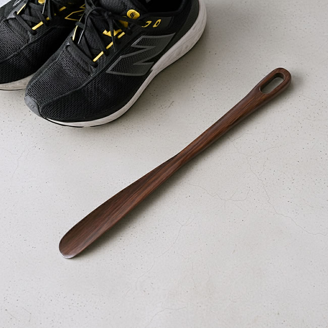  
アジアンウォルナットのロングシューホーンとスニーカー 