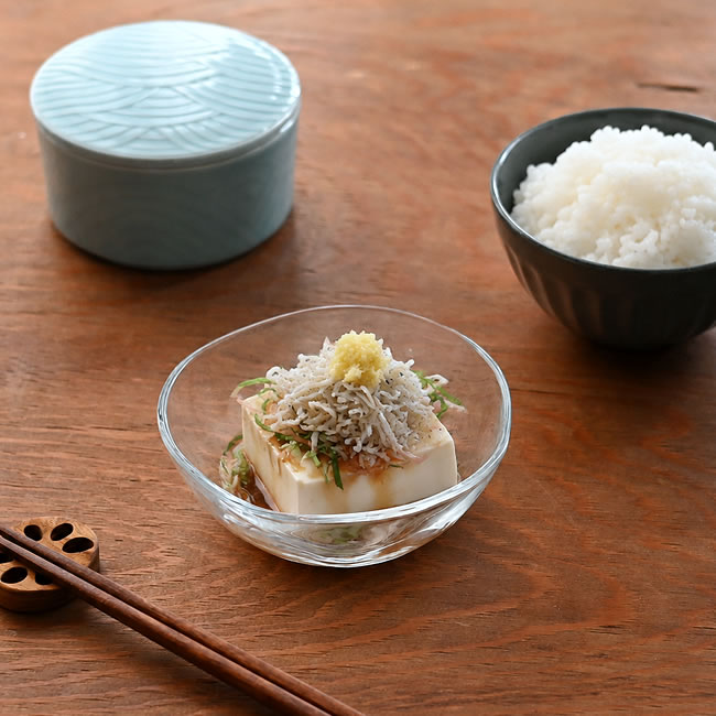 冷奴を盛り付けた透明なガラス小鉢とごはん茶碗の和食シーン