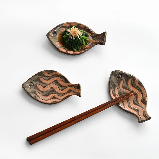  
魚の形の陶器皿におひたしを盛りつけた様子