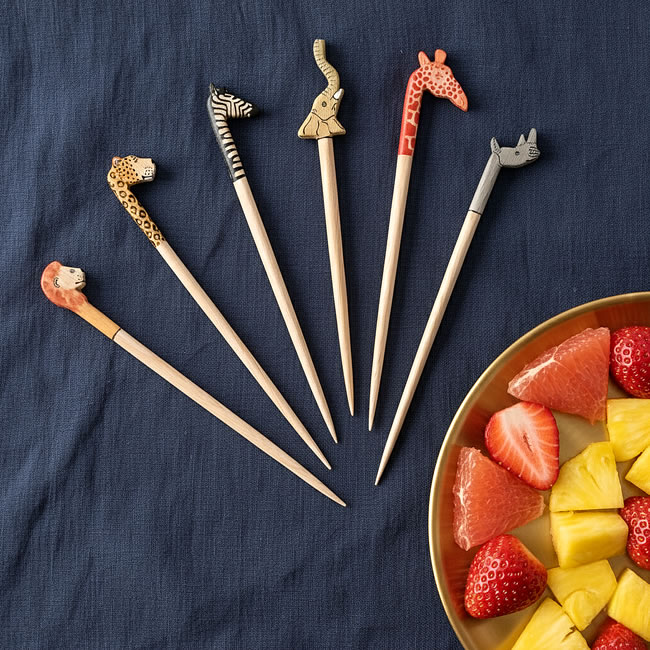  
木製アニマルピック6本をテーブルに並べたイメージ 