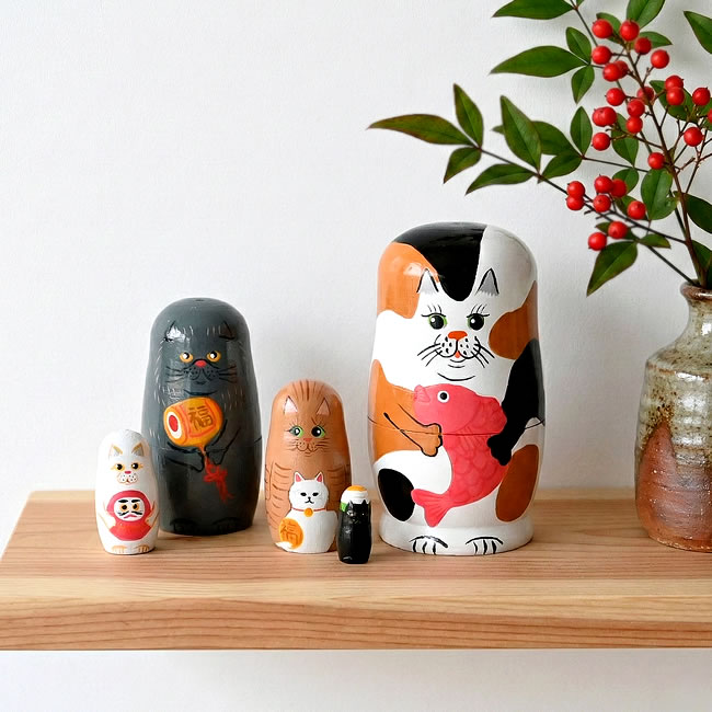  
棚に並んだ猫のお正月マトリョーシカ5体 