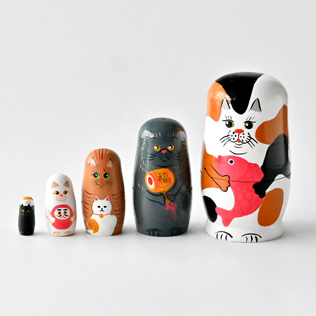  
猫モチーフのマトリョーシカ5体が横一列に並ぶ様子 