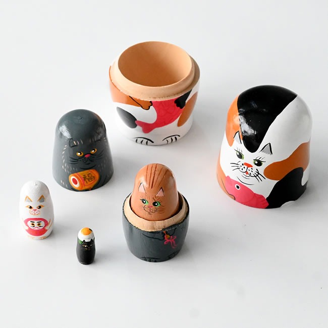  
猫のマトリョーシカを開けた入れ子の構造 