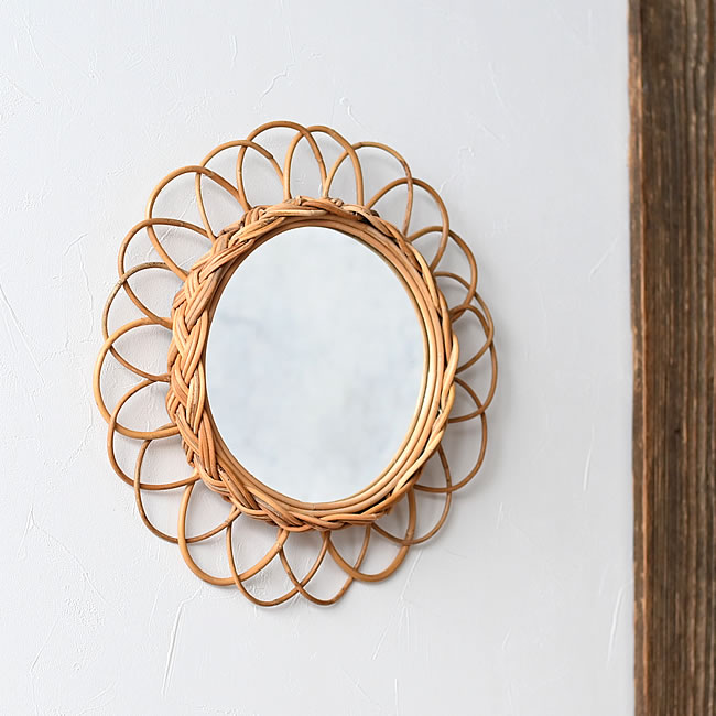 値下げ中❗️THE AROROO 円形 壁掛け鏡　ひまわり　花形 値下げ中❗️THE AROROO 円形 壁掛け鏡 ひまわり 花形 2025年