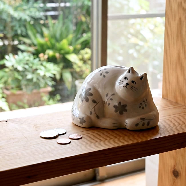  
花模様が描かれた陶器のねこ型貯金箱 