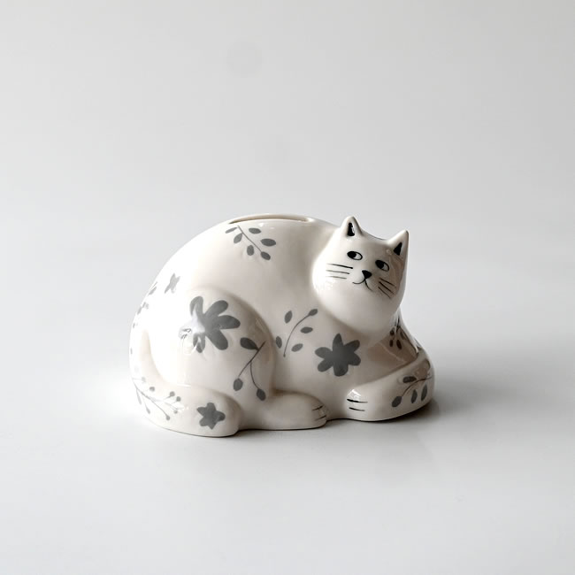  
背中に投入口のあるねこ型陶器貯金箱 