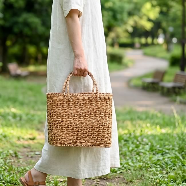 外でも持ちやすいユティル レクトトートバッグの使用イメージ