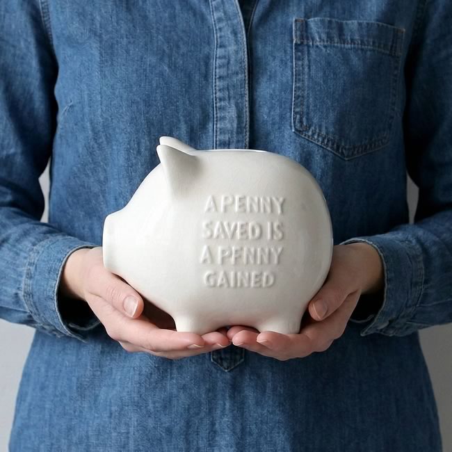  
“A PENNY SAVED IS A PENNY GAINED” エンボスメッセージ入り貯金箱