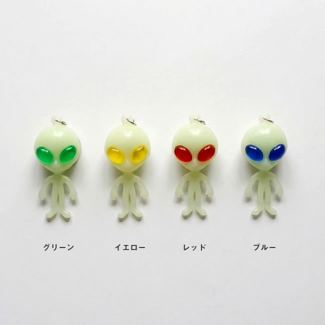 UFOから降りてくる場面を表現した台紙にセットされたエイリアン キーチェーン