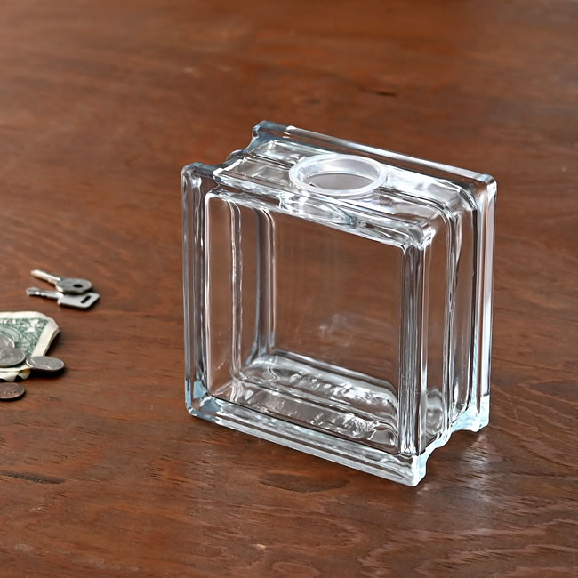 空の状態でもオブジェのように飾れるガラスブロック型の貯金箱