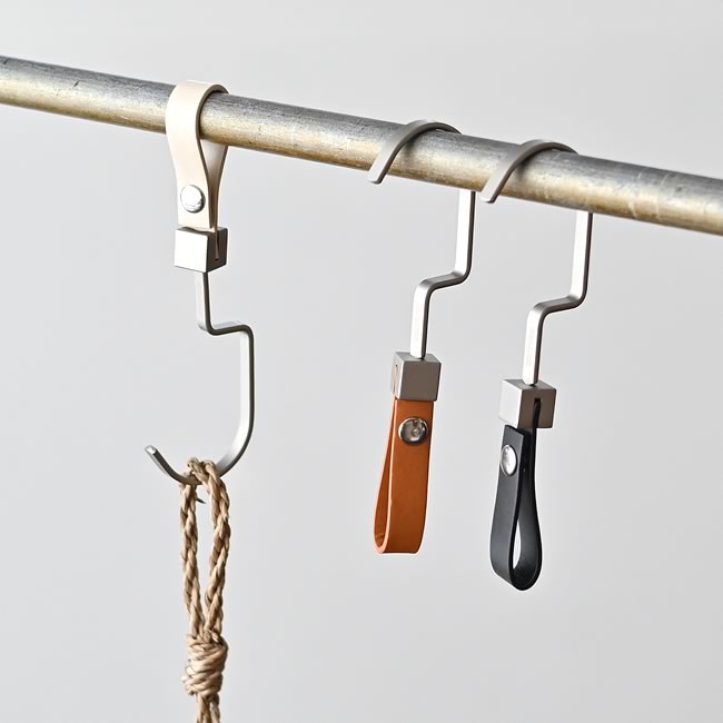 ポールに掛けて使えるPUレザー付きスチールフック3色