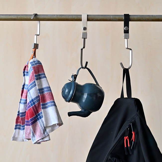 タオルやケトルやバッグを掛けたストラップフックの使用イメージ