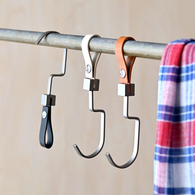 ホワイト ブラウン ブラックのフックを並べた使用イメージ