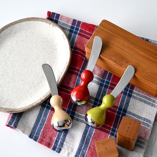  
プレートとクロスの上に並ぶ自立タイプのバターナイフ3色 