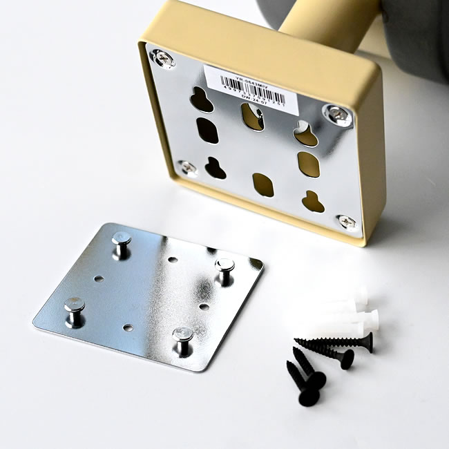  
壁取付プレートとビス付属品のクローズアップ 