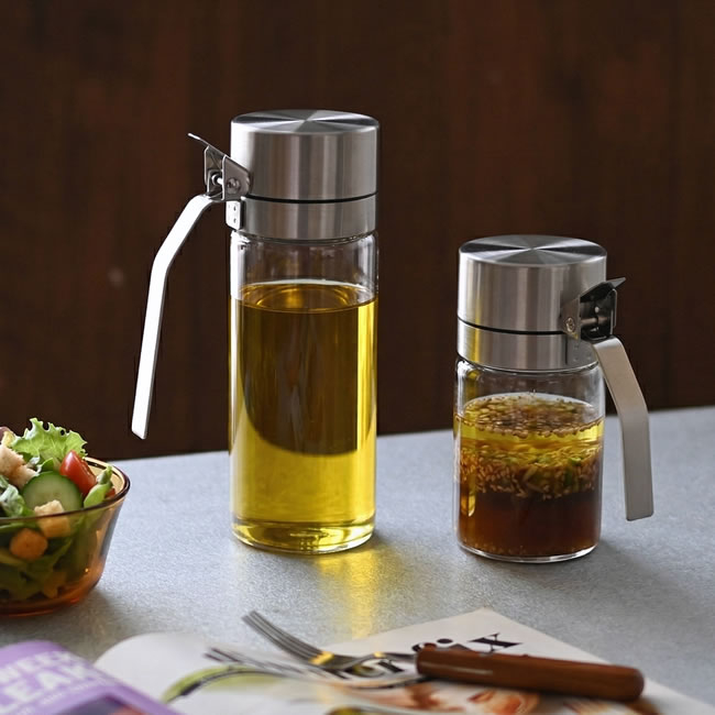 オイルとビネガーを入れたガラスボトルの使用イメージ