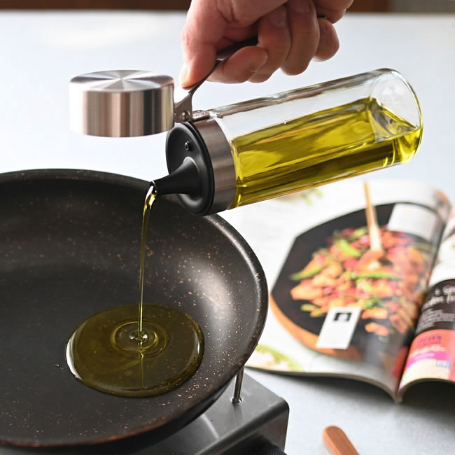 フライパンにオイルを注ぐワンタッチボトル