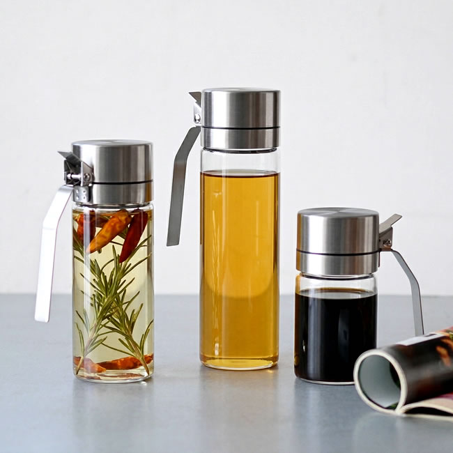 ハーブやビネガーを入れたボトルのバリエーション