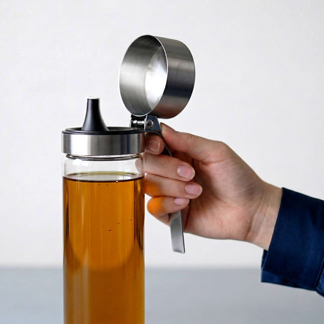 ワンタッチで開くステンレスリッドのディテール