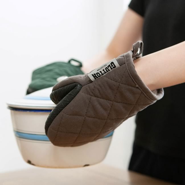  
グラットン2 オーブンミットで鍋を持つ使用イメージ 