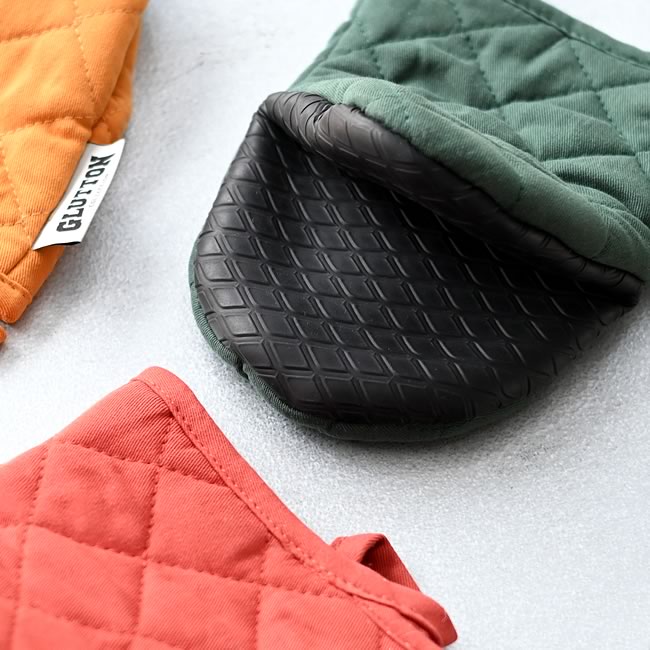  
滑り止め加工されたオーブンミットの内側アッ 