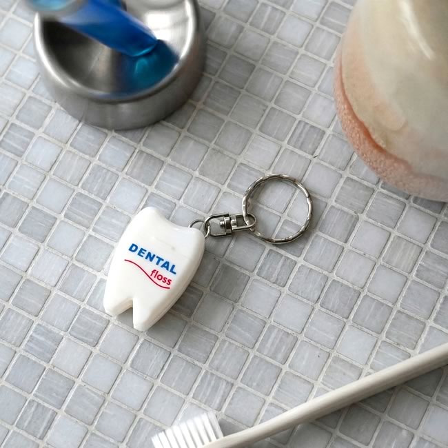  
歯の形をしたデンタルフロスキーホルダー 洗面台に置いた使用イメージ 