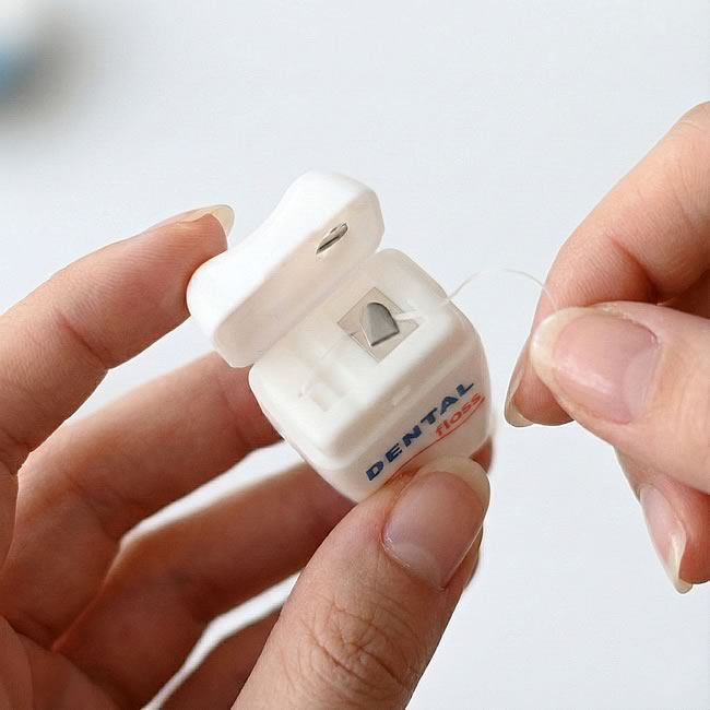  
フタを開けてフロスを引き出すデンタルフロスキーホルダーの構造 