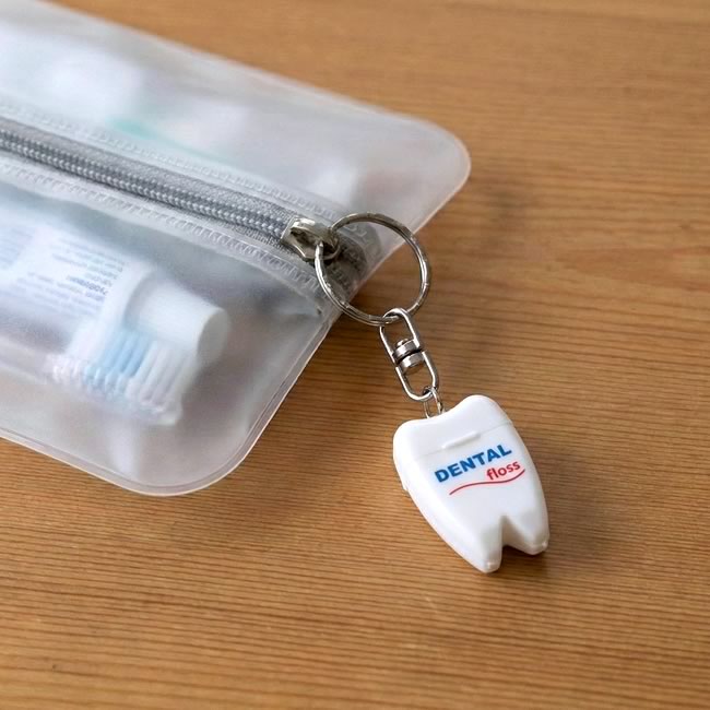  
洗面ポーチに付けたデンタルフロスキーホルダー 持ち運びシーン 
