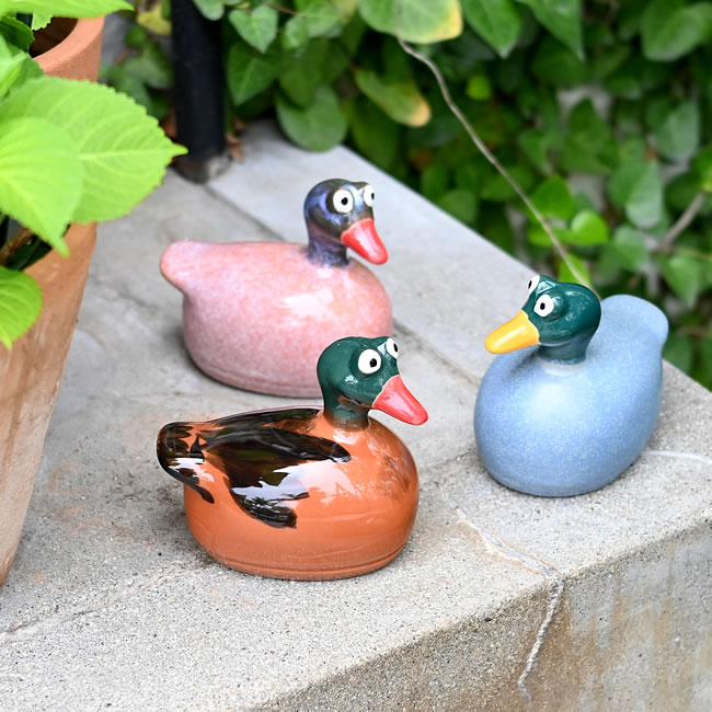 カラフルなフローティングダックのオブジェ3種