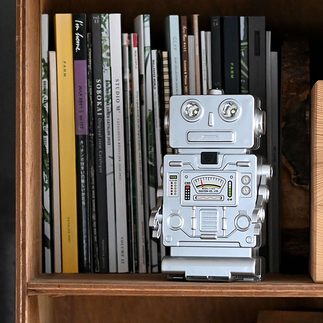  
本棚に飾れるロボット型工具セット インテリア使用例 