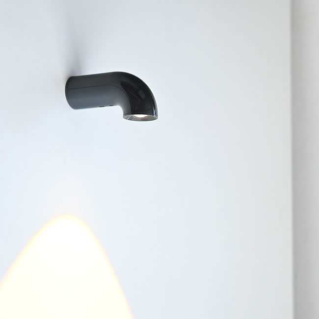 BENT チューブランプ ブラックの壁面取り付けイメージ