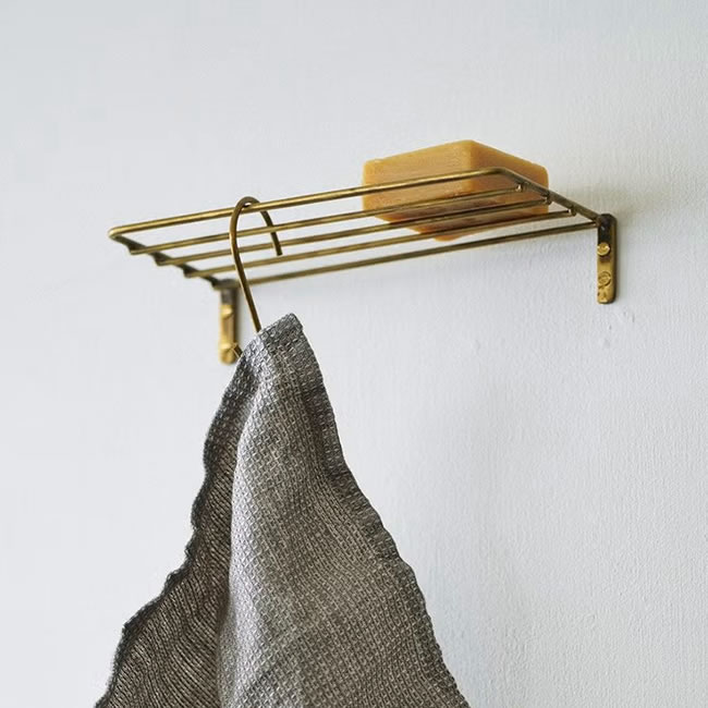 真鍮ワイヤーシェルフに石けんを置きフック部分にクロスを掛けた使用イメージ