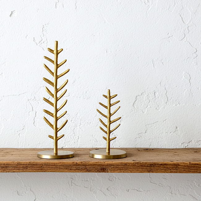  
壁際に飾ったツリー型アクセサリースタンド 