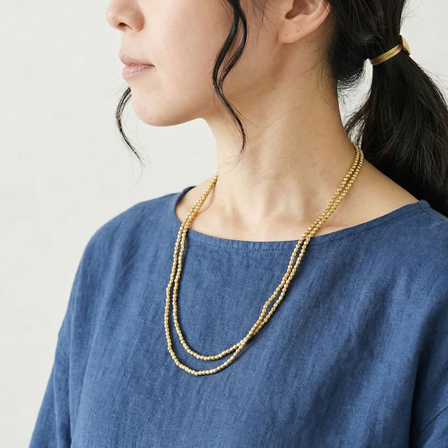 ブラスビーズネックレスを身につけた着用イメージ