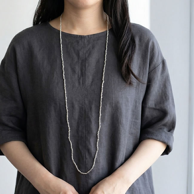 シルバープレイテッドのビーズネックレス着用イメージ