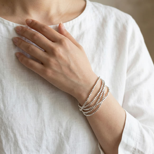 ビーズネックレスをブレスレットとして重ね付けした様子