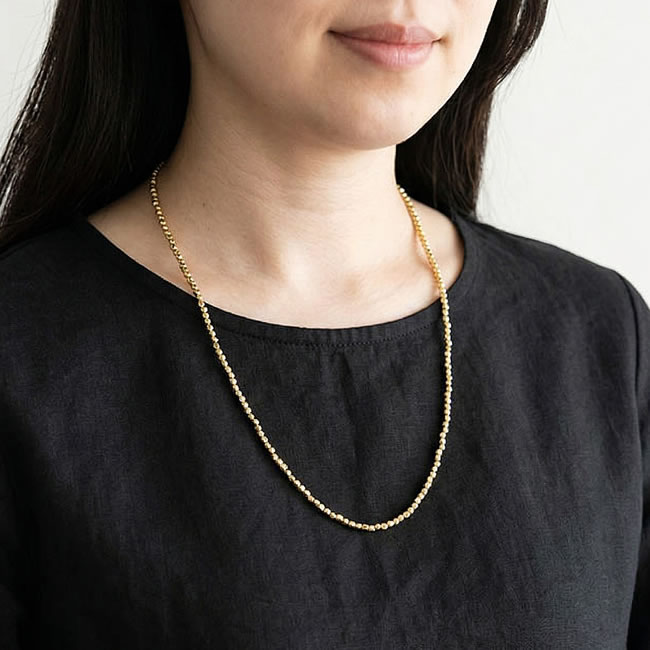 ブラスビーズネックレスを身につけた着用イメージ