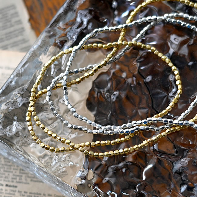 ブラスとシルバーのビーズネックレスの質感アップ