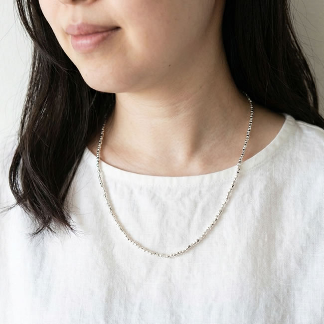 シルバープレイテッドのビーズネックレス着用イメージ