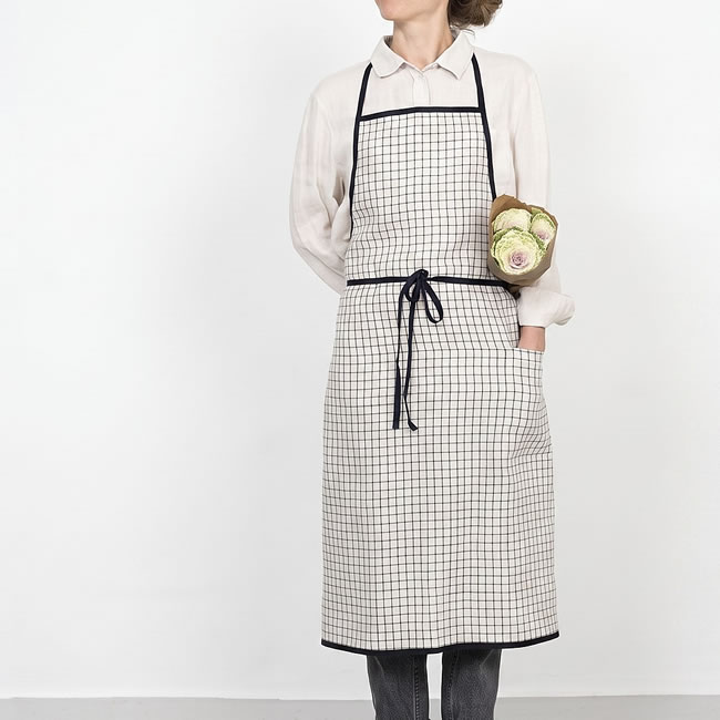 fog linen work パイピングエプロン ジェンの着用イメージ