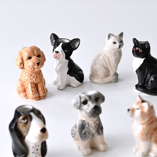 陶器製の犬や猫モチーフが並ぶFURRY FRIENDS ミニベース