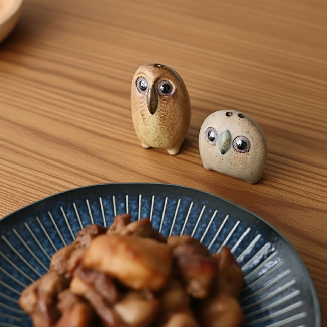  
料理の横で佇むフクロウ親子の調味料入れ 