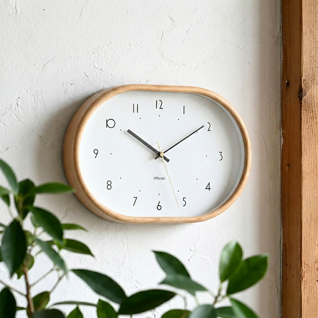  
オーバル型ウッドフレームの壁掛け時計 Mutka ムトゥカ 自然光の室内使用イメージ 
