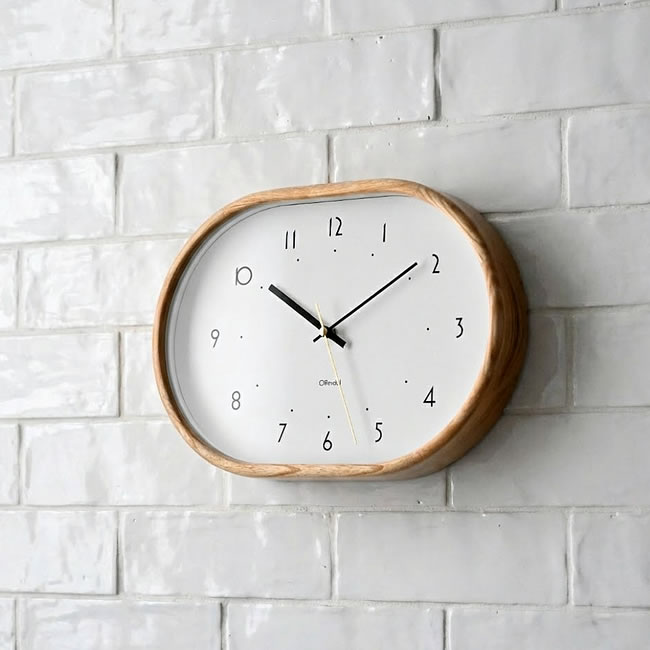  
オーバルシェイプ木枠ウォールクロック Mutka タイル壁に掛けた側面イメージ 