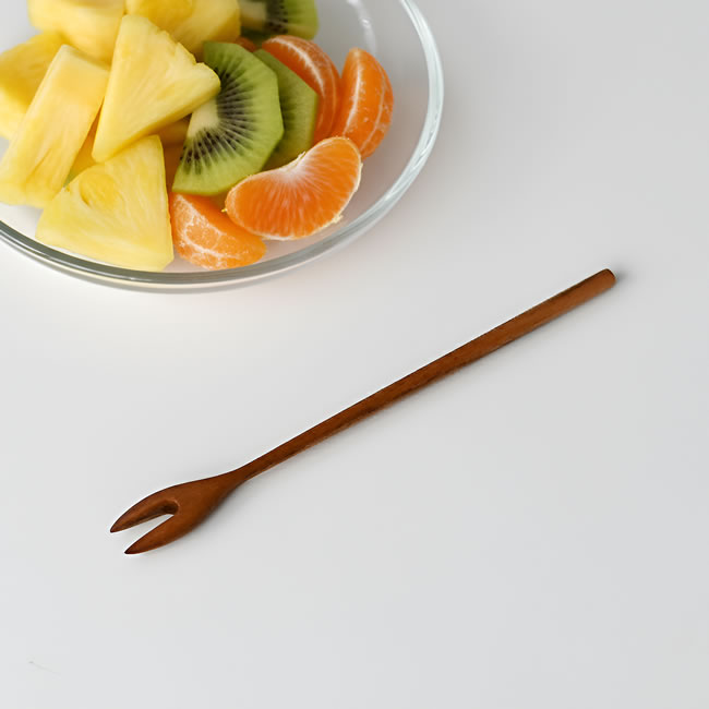  
ガラスボウルに盛ったフルーツとチークのフルーツフォーク 