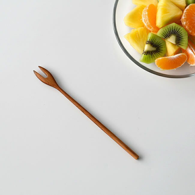  
フルーツとチーク製フォークを組み合わせたテーブルシーン 