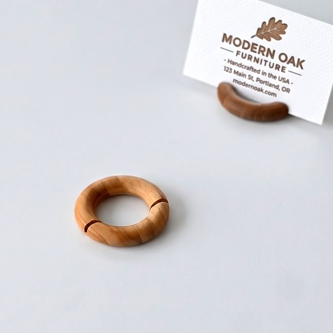 RING カードスタンドの全体と横向きのショップカードを立てた使用例