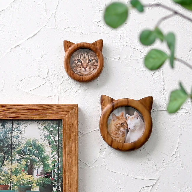 壁に飾った猫耳デザインの木製フォトフレーム