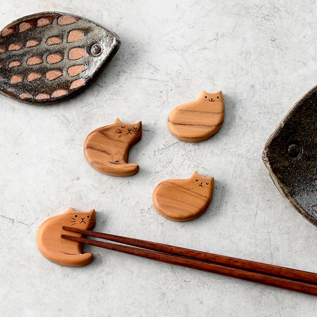 チーク材で作られた猫モチーフの木製箸置き4種類