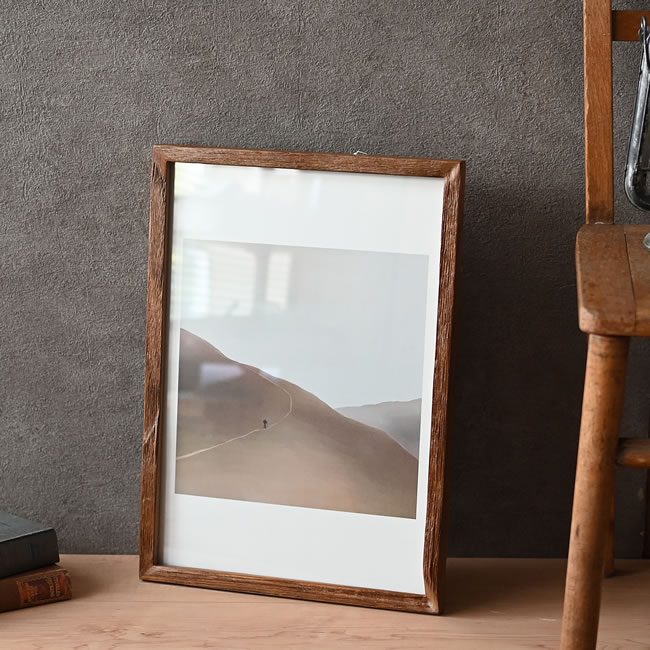 
ダークグレーの壁に立て掛けた古材チークフレーム 